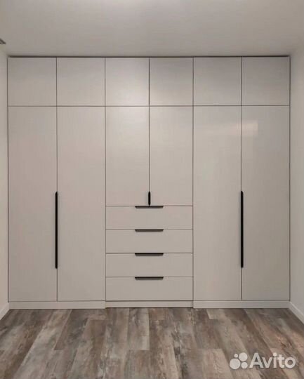 Распашной шкаф в спальню