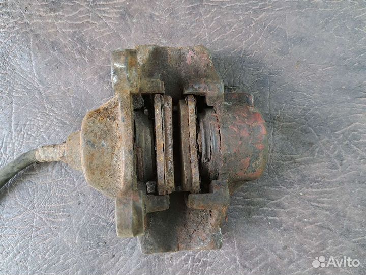 Задний левый суппорт на Мерседес W124 универсал