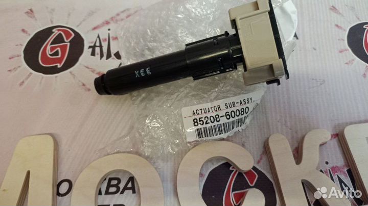 Форсунка омывателя фар левая Toyota Land Cruiser