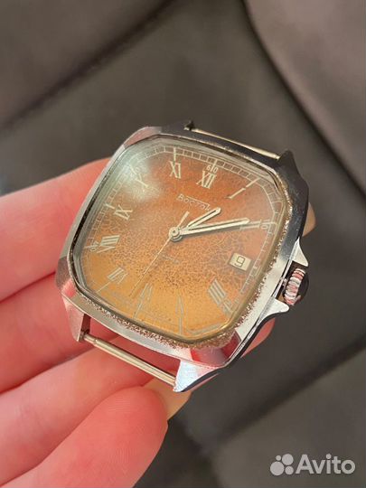Часы СССР Восток с календарем механические