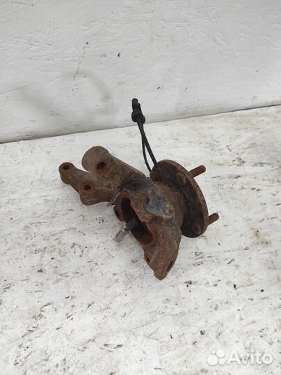 Поворотный кулак передний правый Nissan Almera N16