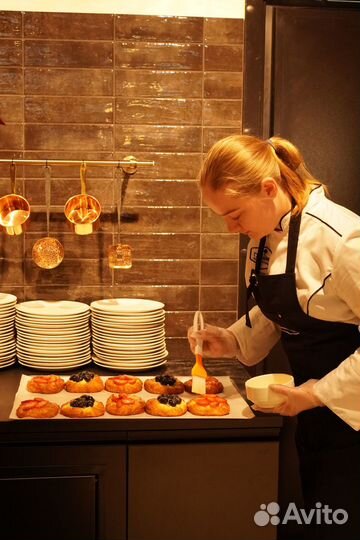 Повар в кафе Гурманика