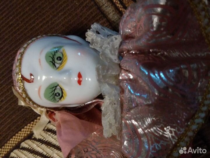 Кукла из фарфора