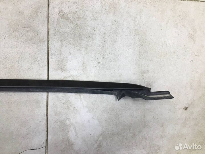 Молдинг лобового стекла правый Toyota Highlander