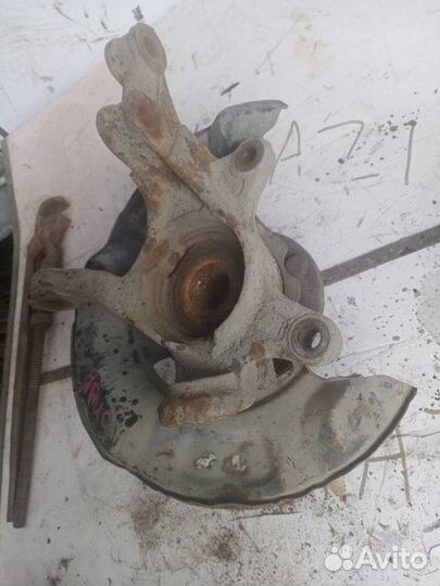 Поворотный кулак передний левый Toyota yaris 2008