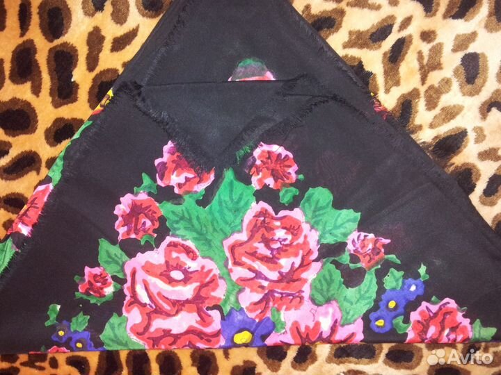 Платок шелковый, новый с принтом