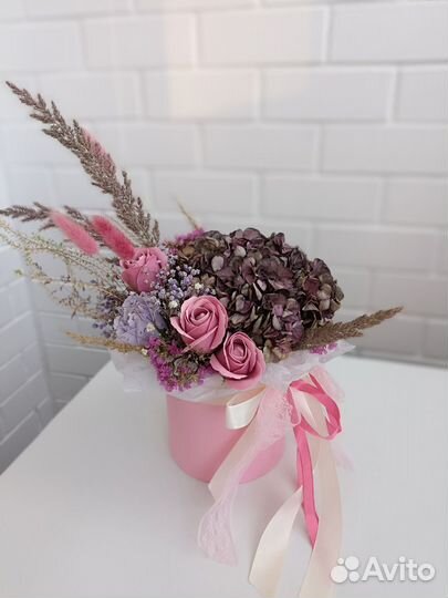 Букет из сухоцветов и мыльных роз