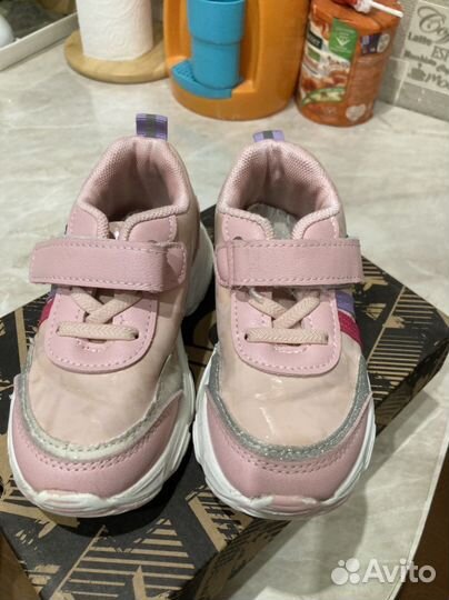 Продам кроссовки для девочки