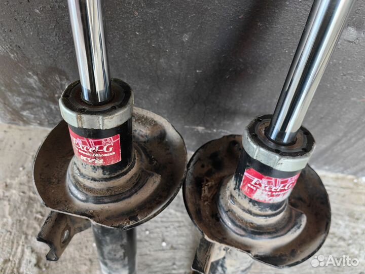 Стойки VW Jetta 6 KYB