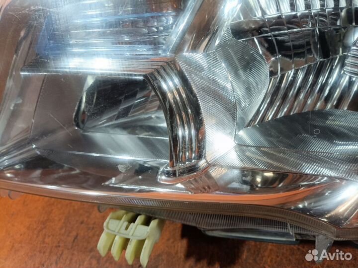 Фара Nissan Serena C26 (Левое)