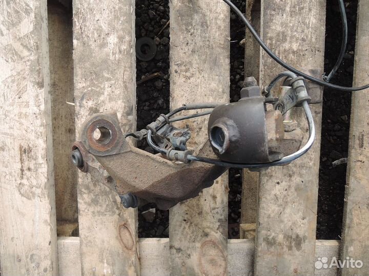 Кулак поворотный задний правый Mitsubishi Galant