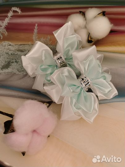 Бант канзаши белый с бледно-салатовым