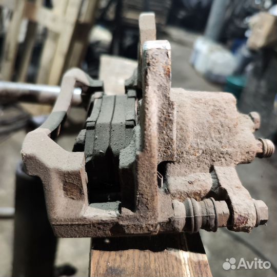 Суппорт тормозной задний от DodgeNitro