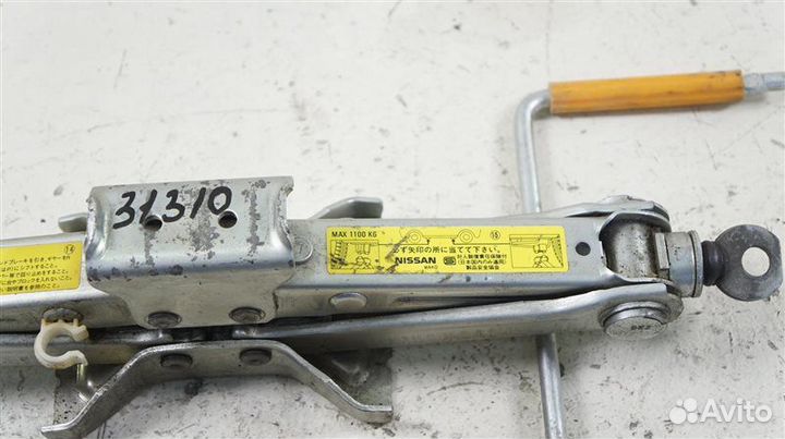 Домкрат Nissan Bluebird A33