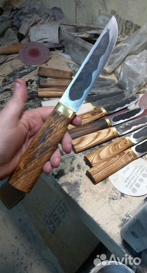 Нож охотничий заточку держит