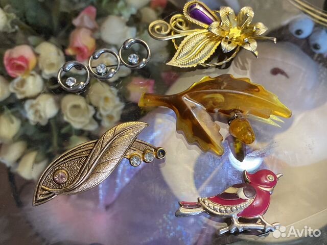 Значки и брошки времен СССР