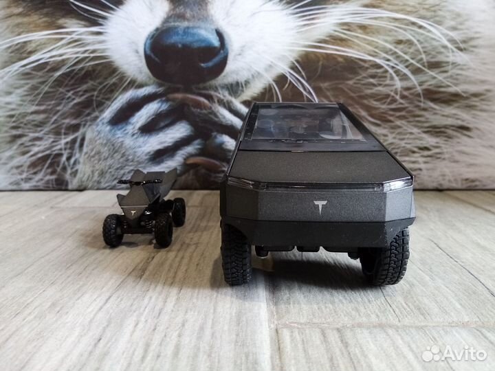 Tesla Cybertrack с квадриком 1:24