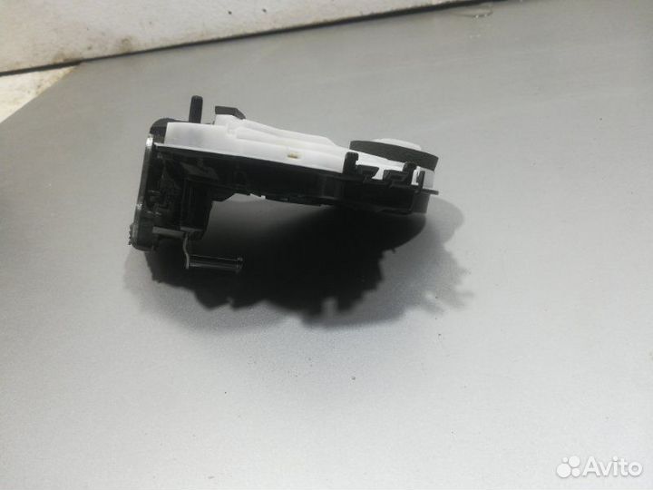 Замок двери задней левой Toyota Corolla