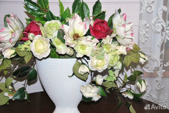 Композиция из искусственных цветов, в вазе