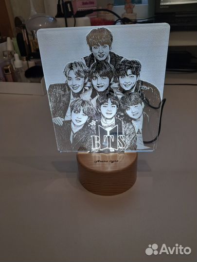 Фигурка аниме. Подставка BTS