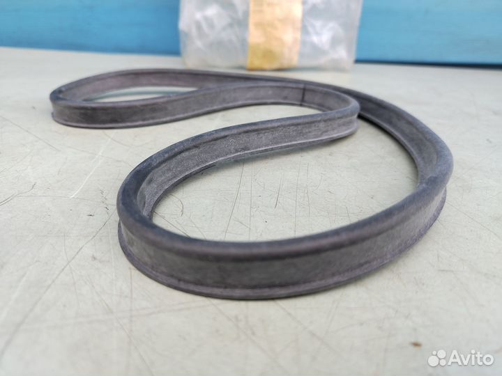 Уплотнитель стекла фары Mercedes W202