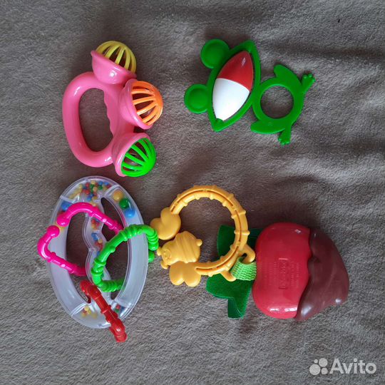 Детские игрушки и термометр для воды