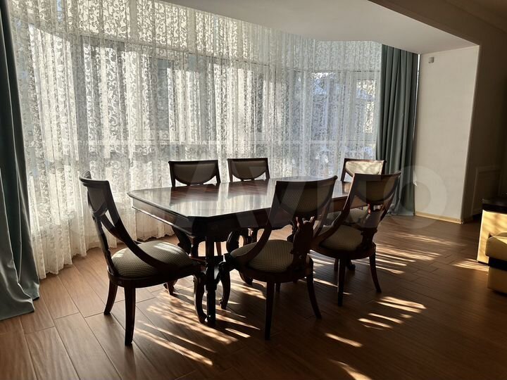 Коттедж 309 м² на участке 1 сот.