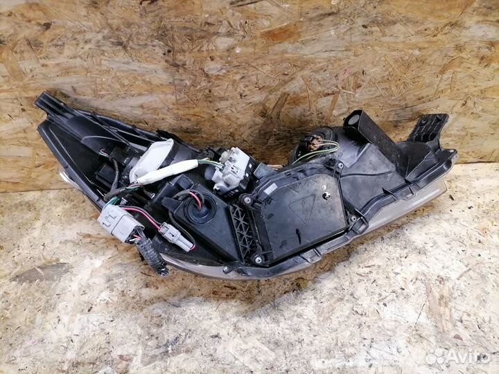 Фара ксенон левая Subaru Outback BR/B14