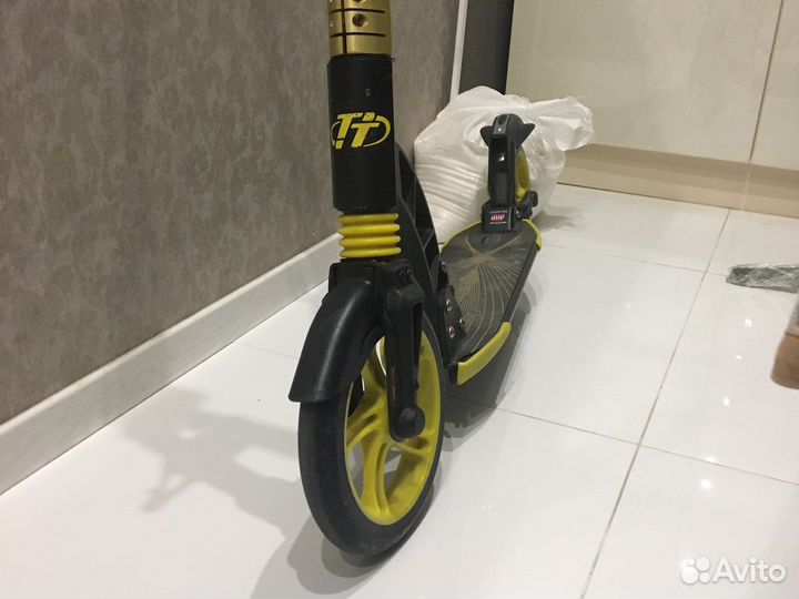 Самокат (черно-желтый)