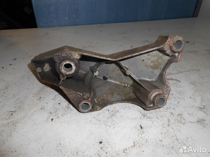 Кронштейн двигателя левый (Audi A4)