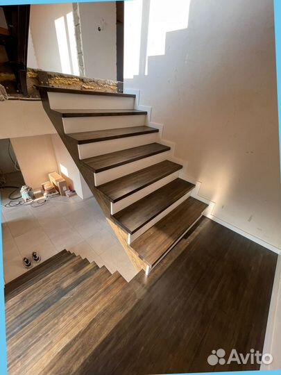 Отделка металлической лестницы массивом дерева