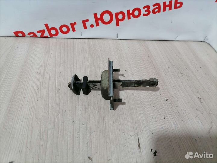 Ограничитель передней двери Mazda Bongo Friendee