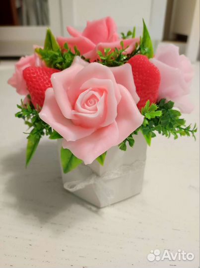 Букет из роз и клубники, мыло