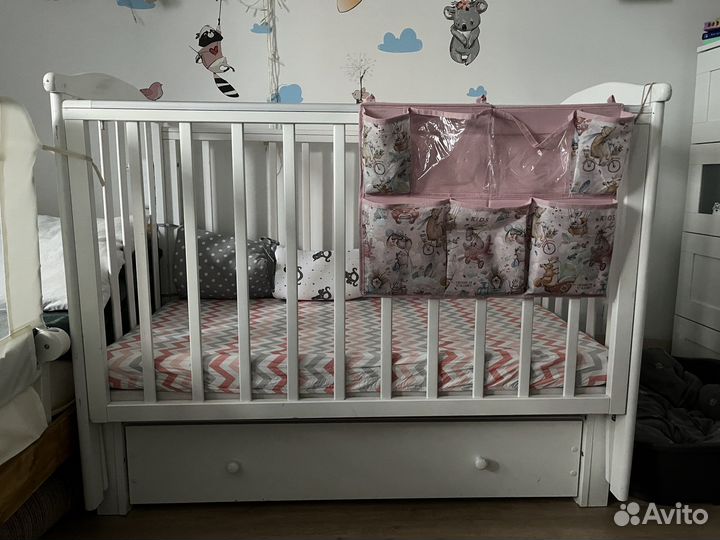 Детская кроватка с маятником и ящиком