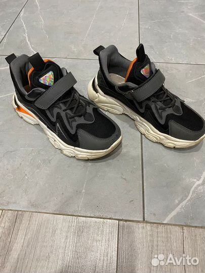 Плюшевый медведь костюм и кросовки