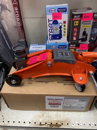 Домкрат подкатной в вираж авто рижский 16