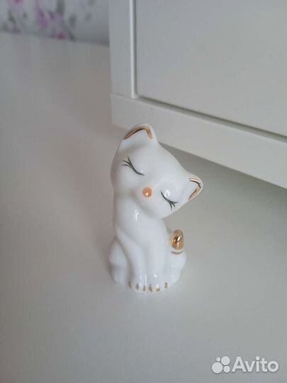 Кошечка фарфоровая