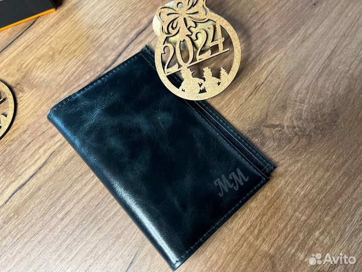 Обложка на паспорт из кожи с отсеками под карты