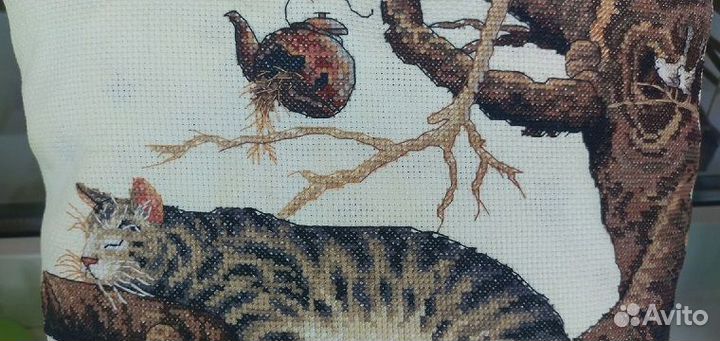 Подушка с вышивкой декоративная