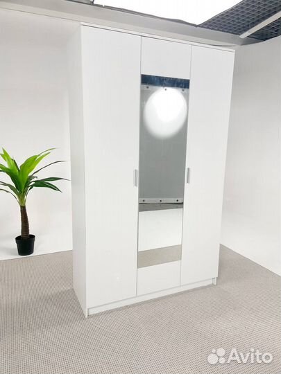 Шкаф трехстворчатый