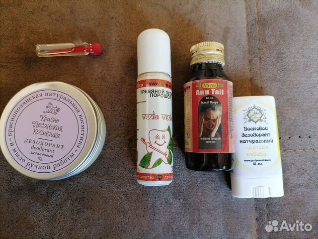 Пакетом средства для ухода за телом