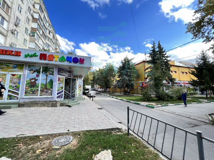 Нежилое помещение с арендаторами в проходном месте