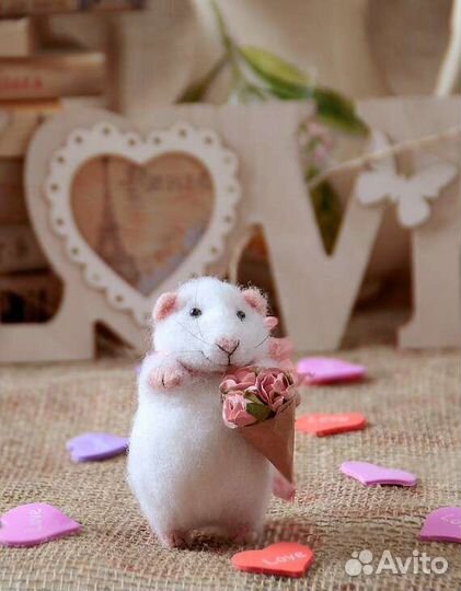 Игрушка ручной работы мышонок с букетом