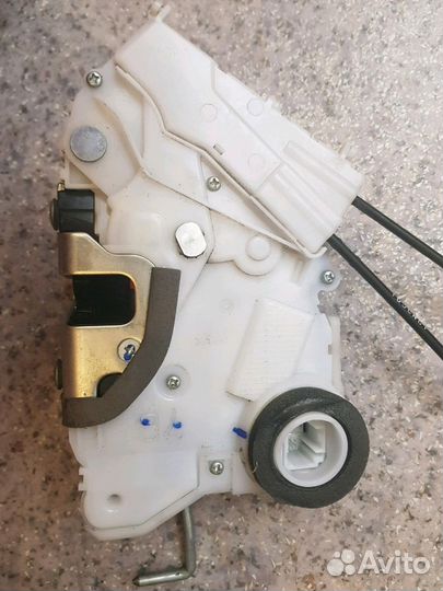 Замок двери (передней правой ) Subaru xv, forester