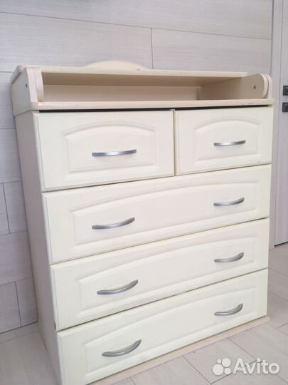 Детская кроватка и комод