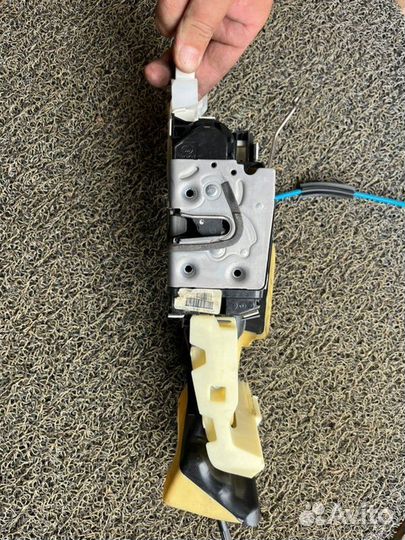 Замок боковой двери передний левый Mercedes-Benz