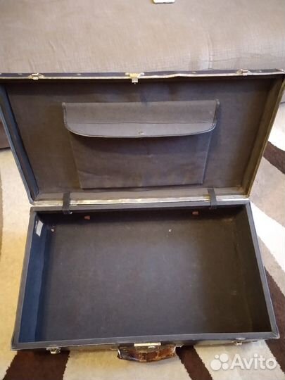 Старинные большие чемоданы с этикеткой