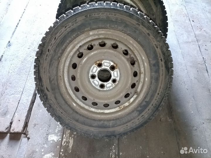 Bridgestone Blizzak Spike-01 215/65 R16 98