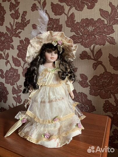 Кукла фарфоровая