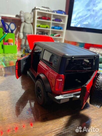 Ford Bronco 1:18